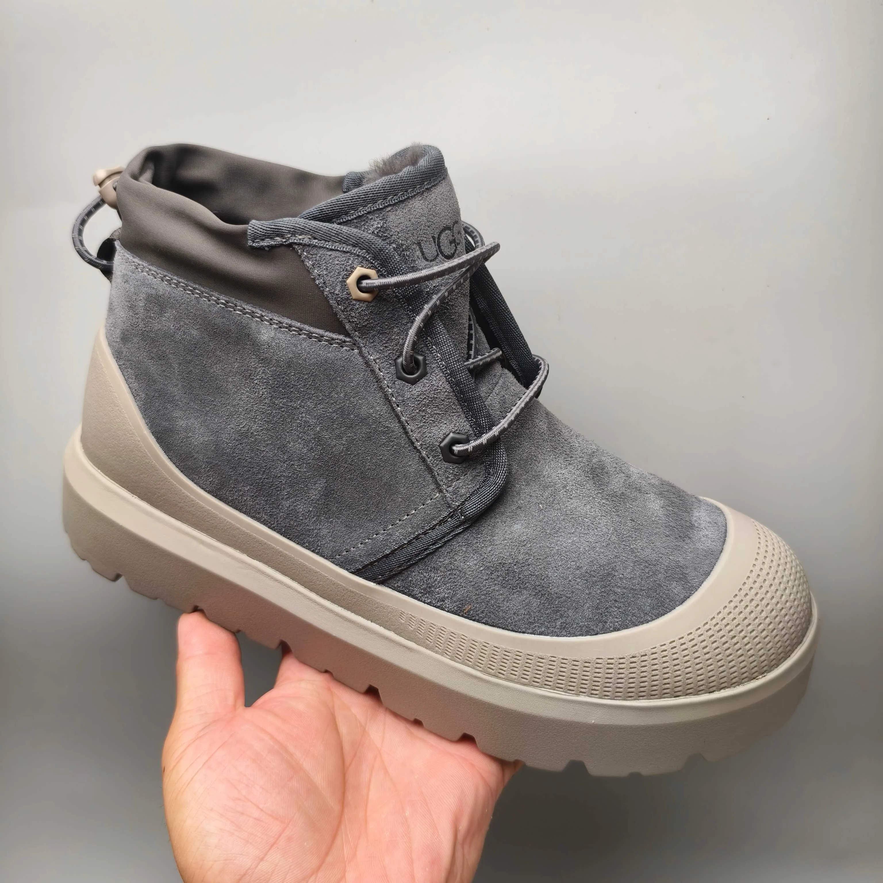 Couple model 👫 💰560 UGG sheepskin all-in-one snow boots 3991 Tasman Weather Hybrid snow boots 👢 Wang Yibo's same 👏 classic Tasman shoe model is added with a large orange sole, functional color contrast design, environmentally friendly waterproof and snowproof material, which is both fashionable and functional. At the same time, it is paired with the new UGG Keen furry color-blocking jacket. Bright orange and maroon collide to create a new light outdoor style and open up a new travel experience in early autumn! Using the best materials, the 17mm fur integrated surface is warmer and breathable, and the outsole is upgraded to a lightweight and wear-resistant light wing technology outsole!  Color: Black White Red Blue Light Gray Dark Gray Military Green Yellow Size: 35-45